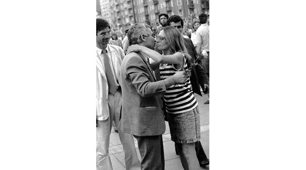 Само часове след като е избран за президент, д-р Желев отива на среща със симпатизанти в НДК. Пред двореца красива девойка дарява президента със стрък роза и страстно го целува...