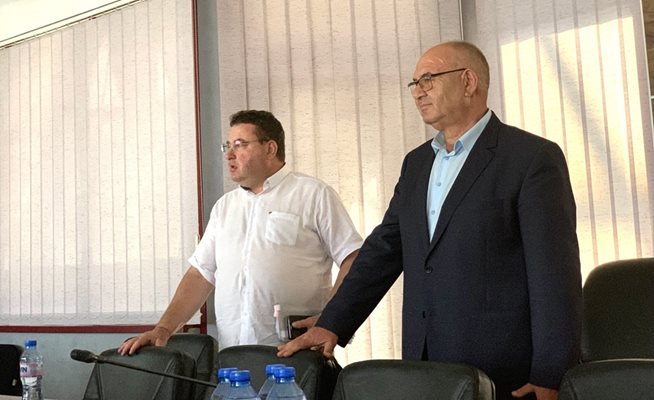 Областният управител на Велико Търново Георги Гугучков (вдясно) и кметът на Свищов Генчо Генчев намериха временно разрешение за водния проблем в Свищовско.