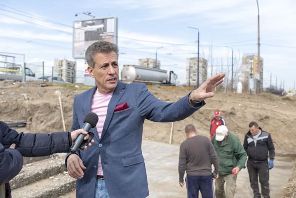 Кметът на Пазарджик Тодор Попов съобщи, че освен изграждането на паметника са предвидени и благоустроителни дейности в района около него.