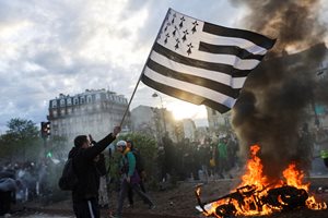 "Франция е ядосана" - протестите и сблъсъците в Париж продължават