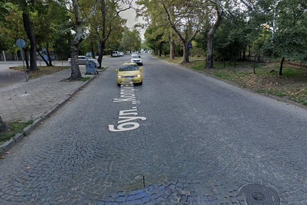 Част от западното платно на бул. "Копривщица" ще бъде превърната в паркинг днес и утре. Снимка: Google Street View