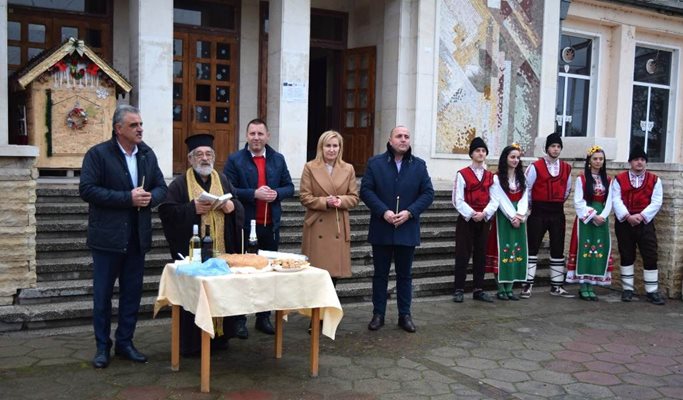 Отец Георги благослови реконструкцията на площада в село Маноле в присъствието на кметовете Димитър Иванов и Стоил Дишев.