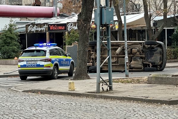 Бус се обърна в Кючука, движението е затруднено