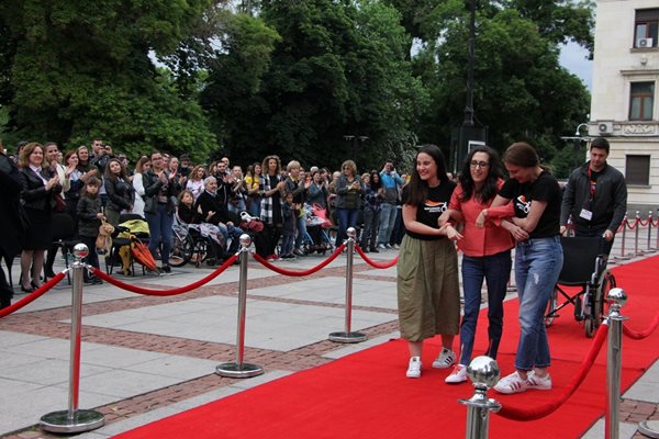 Мони, подкрепяна от Теодора Духовникова и младата дизайнерка, на ревюто пред Народния театър.