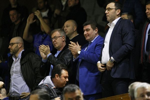Основният спонсор на "Левски Лукойл" Валентин Златев аплодира отбора в компанията на президента на клуба Тодор Стойков (вдясно) и на Наско Сираков.
