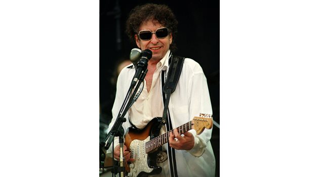 Миналата година Дилън издаде 39-ия си студиен албум, който веднага оглави световните музикални класации, а само преди месец рестартира безкрайното си световно турне, спряно заради пандемията, с онлайн концерт.
