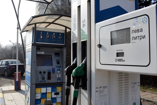Цените на горивата продължават да нарастват заради увеличените котировки на петрола.