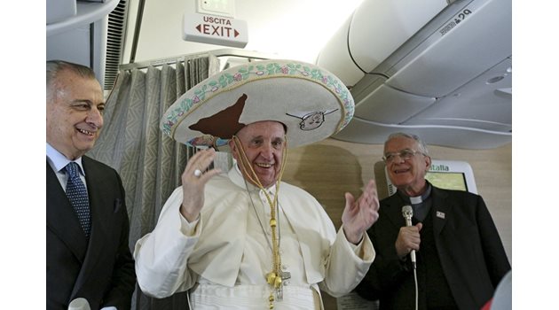 Папа Франциск показва в самолета на път за Куба сомбрерото, подарено му от мексикански журналисти.