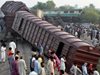 Шестима души са загинали, а над 100 ранени при сблъсък на влакове в Пакистан