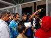 ЕС започва раздаването на дебитни карти на бежанците в Турция