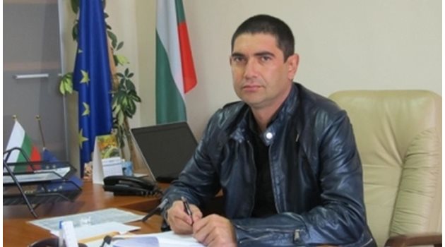 Лазар Влайков в кабинета си като председател на общинския съвет в Септември