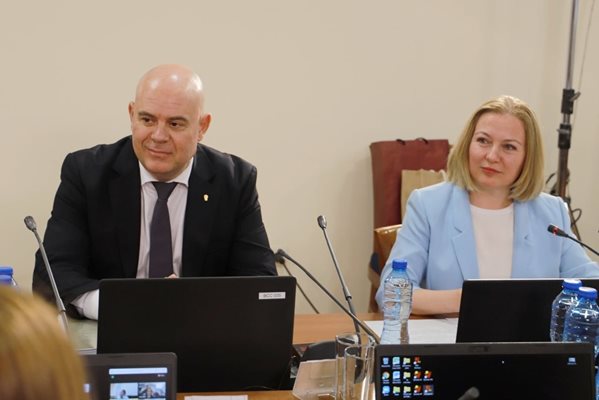 Надежда Йорданова и Иван Гешев в началото на дебата.