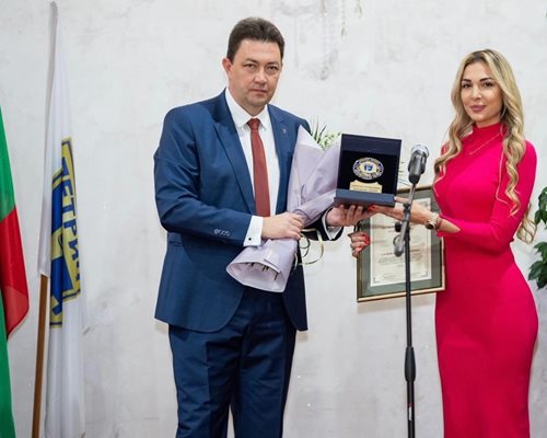 Кметът на Петрич връчва отличието на Силвия Аздреева