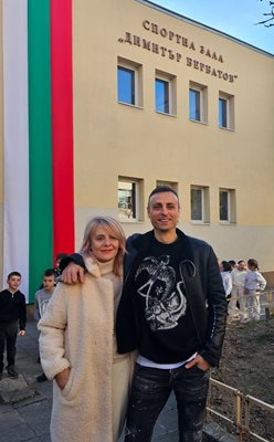 Димитър Бербатов с майка си Маргарита пред спортната зала в родното му училище в Благоевград, която вече носи неговото име.