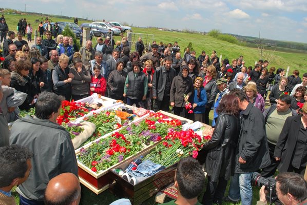 Погребенията на част от децата загинали в Симеоновград.