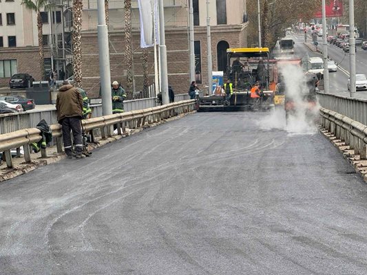 Асфалтирането на Бетонния мост напредва.