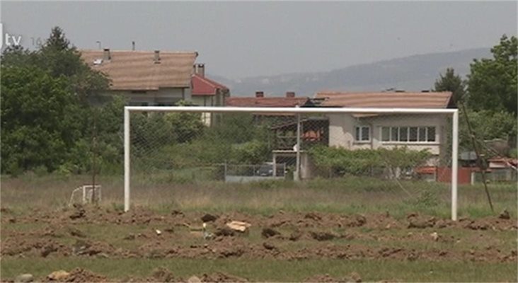 Футболист нападна с пистолет и гаечен ключ противникови играчи