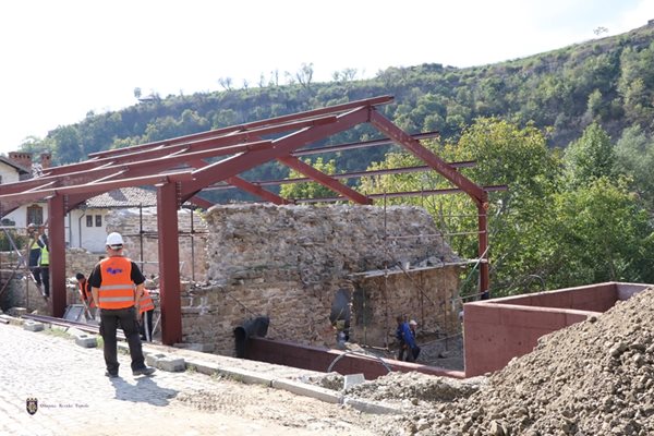 Продължава реставрацията на Шишмановата баня в Търново