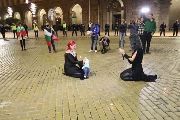 Протестиращи правиха вуду магия върху кукла с лика на Бойко Борисов