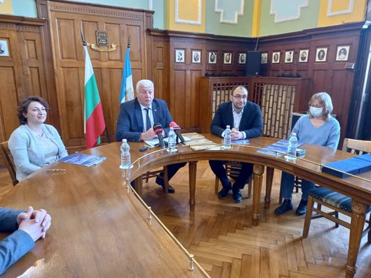 Здравко Димитров и заместникът му по културата Пламен Панов подписаха договора с представителя на собствениците на търговския център