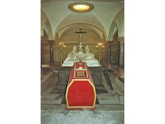 Непогребаният дървен саркофаг на цар Фердинанд в криптата на църквата “Свети Августин” в Кобург.