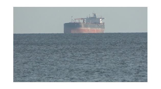 Либийският танкер е на рейд в Бургаския залив.