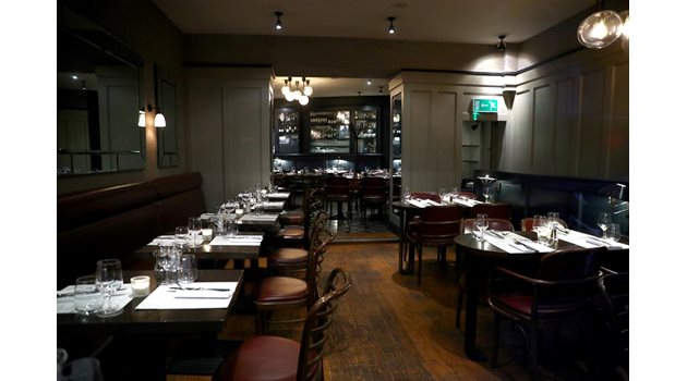 Ресторант в Лондон е празен заради заразата.