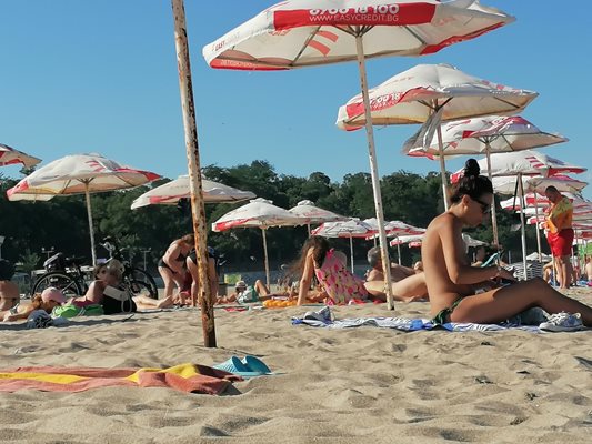 Плажовете по Южното Черноморие се пълнят още от ранните часове. 
