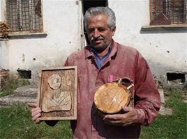 Бай Минчо с портрета на Дилма и бъклицата
СНИМКА: АВТОРЪТ