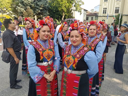 Певици от ансамбъл "Тракия".