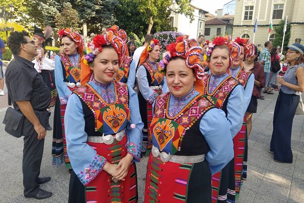 Певици от ансамбъл "Тракия".