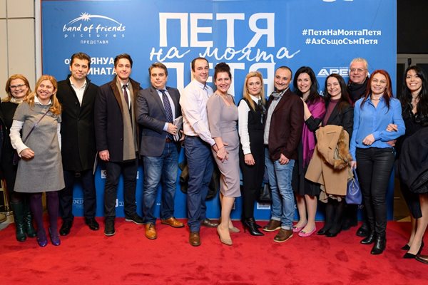 Кирил Петков заедно със своите ангели и министри имаха и културни 
прояви. Тази снимка е от премиерата на филма “Петя на моята Петя”.