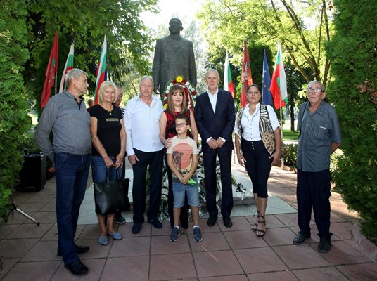 Жени Живкова с част от фамилията пристигна първа