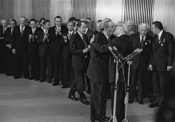 Братска целувка между Леонид Брежнев и Ерих Хонекер, 30-годишнина на ГДР, Източен Берлин, 1979