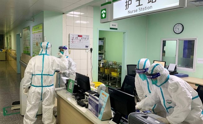 Лекари и санитари в Китай отново облякоха пълни предпазни костюми.

СНИМКА: ГЛОБАЛЕН ЦЕНТЪР ЗА ЗДРАВНА СИГУРНОСТ