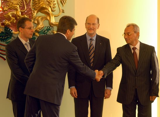 2005 г.: Президентът Георги Първанов връчва мандат за съставяне на правителство на Сергей Станишев, Ахмед Доган и Симеон Сакскобургготски.