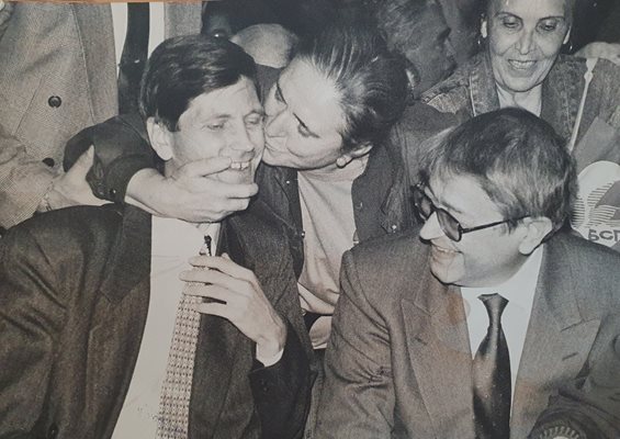 Жан Виденов управлява две години - през 1995 и 1996 г., а през 1997 г. е принуден да подаде оставка заради политическа, икономическа, социална и финансова криза, довели до срив на банките, хиперинфлация и международна изолация на България.