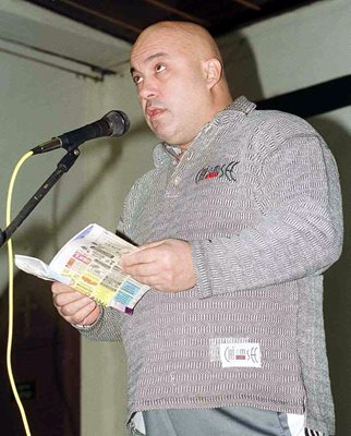 Докато е в затвора преди повече от 15 г. , Влади Ковачев пише стихове и ги чете пред съкилийниците си.