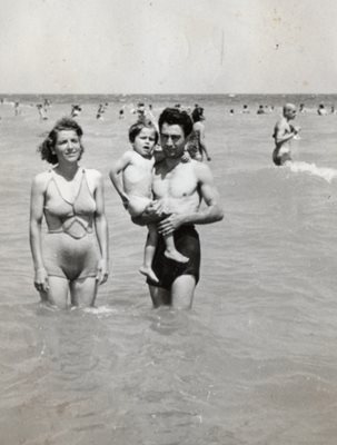 На плажа на Бургас, средата на 50-те години.