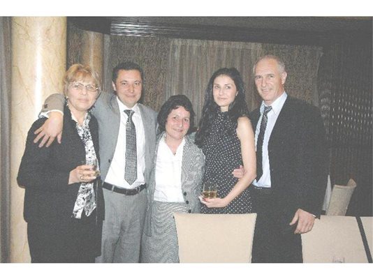 Най-щастливите гости на годежа бяха майката на Яне Янев – Любка и родителите на Галя – Борис и Бойка.