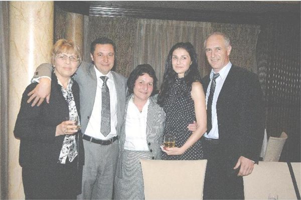 Най-щастливите гости на годежа бяха майката на Яне Янев – Любка и родителите на Галя – Борис и Бойка.