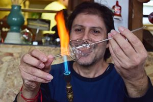 Пловдивчани луднаха по коледните играчки на Иван от духано стъкло