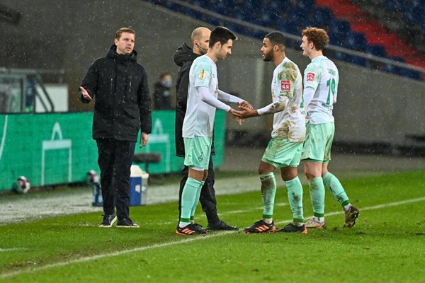 Груев (вляво) направи и дебют в Бундеслигата.