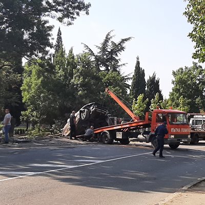 Автомобилът, в който  е пътувало семейството, е бил разцепен на две след удара в тира. Снимка: Тони Щилиянова