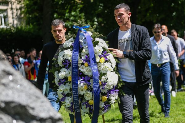 Отборът на "Левски" поднесе венец на Могилката