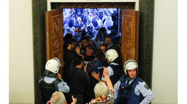 Спецчастите са влезли в парламента и евакуират депутатите Снимки: Ройтерс