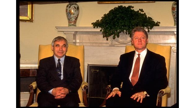 През февруари 1995 г. президентът Желю Желев е на посещение при колегата си Бил Клинтън. Двамата позират пред камината в Белия дом. И двамата са усмихнати.