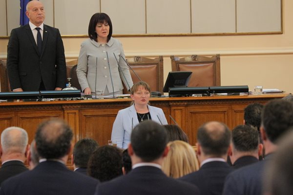 Деница Сачева се закле като социален министър в парламента вчера. СНИМКА: РУМЯНА ТОНЕВА