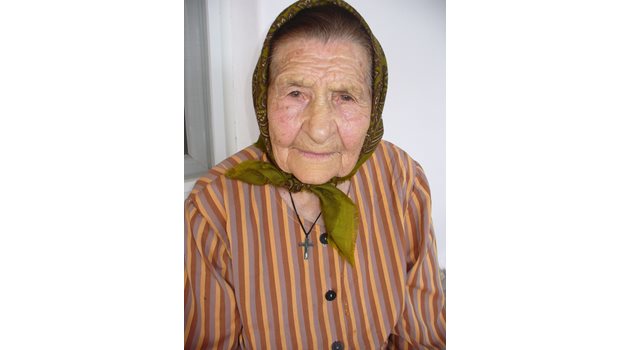 Макар и да кара своята 101-ва година, Мария Мирчева от село Сенник не е загубила своята трудоспособност и помни много работи от живота си в семейството на ген. Ковачев.
Снимка: Ваньо Стоилов
