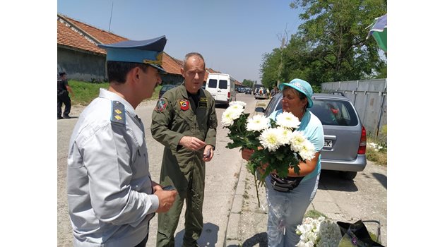 Командирът на Граф Игнатиево Николай Русев (вдясно)  купува цветя за майор Терзиев.